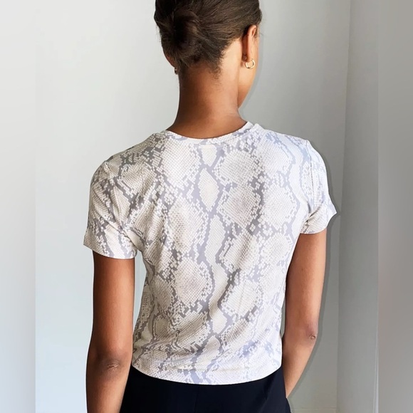 Aritzia Babaton Everyday T-Shirt in Light  Grey Smoke Snakeskin Print Size XXS - Picture 9 of 16